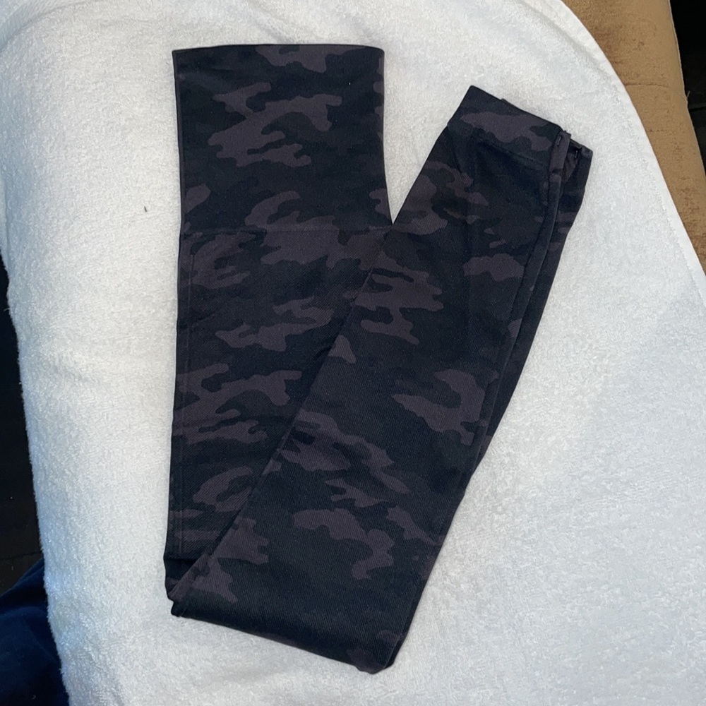 Spanx seamless leggings black camouflage in petite small